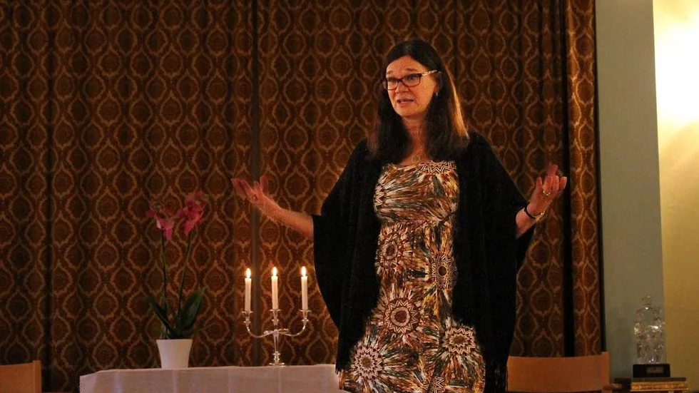 Eva Drufva, certifierat medium, förmedlade kontakter med anhöriga.