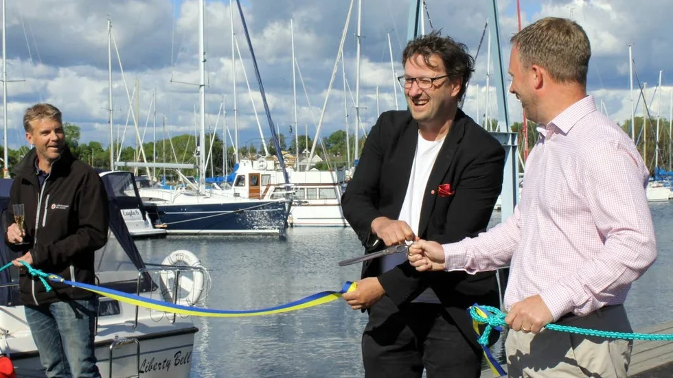 Kommunens representant Nicklas Rudberg klippte bandet vid nya A-bryggan tillsammans med Fredrik Oswaldsson.