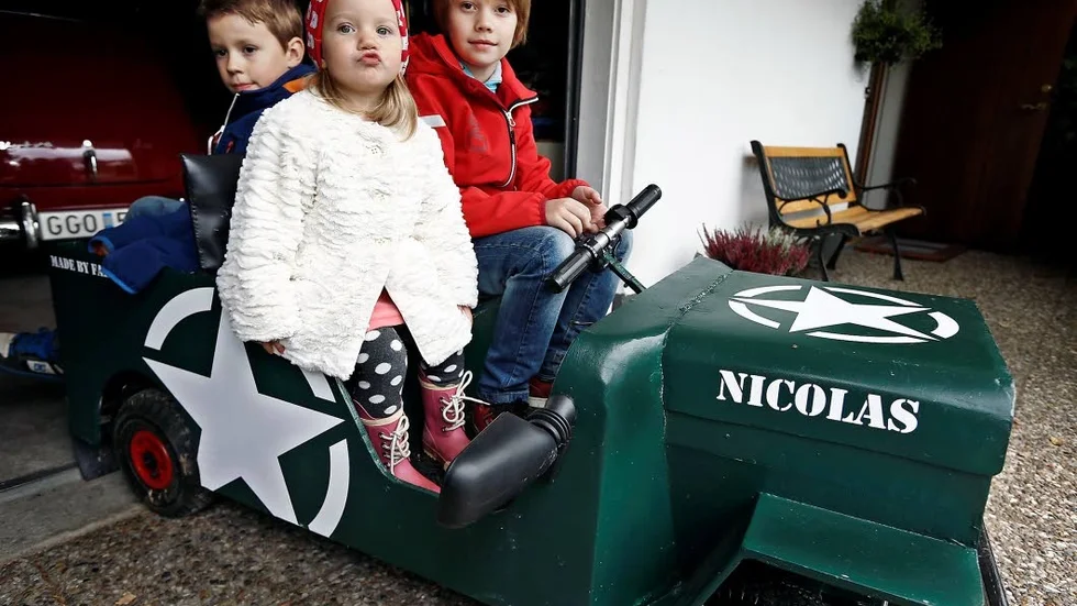 Storebror Maximus och lillebror Nicolas turas om att köra. Melissa får bara åka med, än så länge.