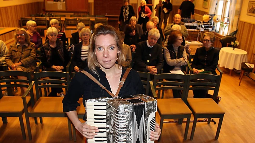 Ann-Sofie Andersson Kern spelade dragspel, men hade också uppbackning med inspelad musik.