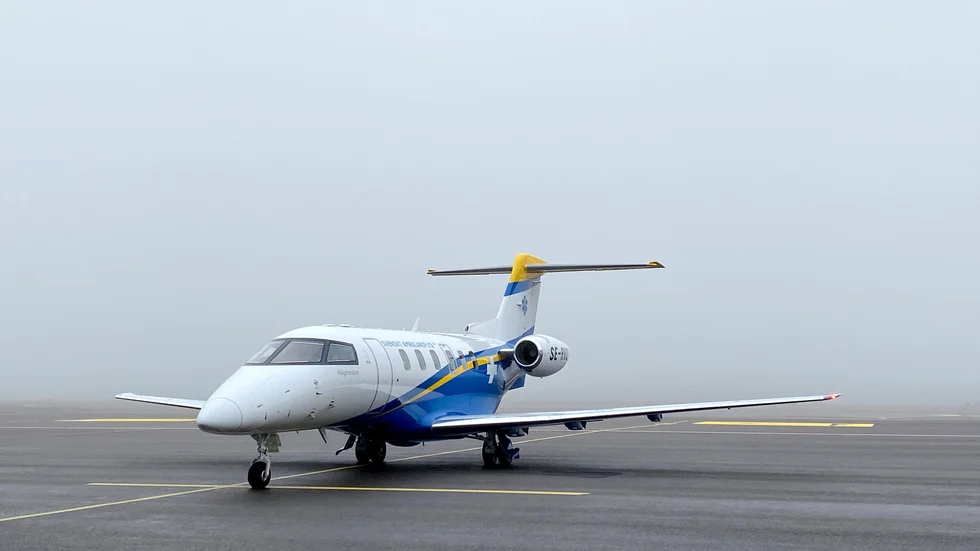 En pilot skadade lindrigt när en bår träffade honom i kroppen när den blåste iväg i stormen. 