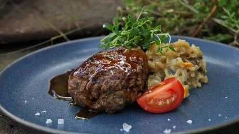 Älgfärsbiff. Saftiga älgfärsbiffar är goda att servera med krämig blandsvampsrisotto och mörk viltsky.