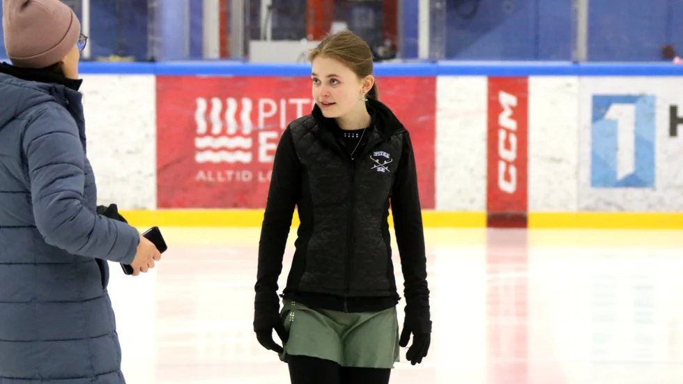 Ella Fredricson är förstaårsjunior den här säsongen och ställs därför mot flera åkare två eller tre år äldre henne själv. Men vintern har börjat bra. På DM i Sundsvall blev hon tvåa och förra helgen vann hon Storfors Plåt-trofén. 