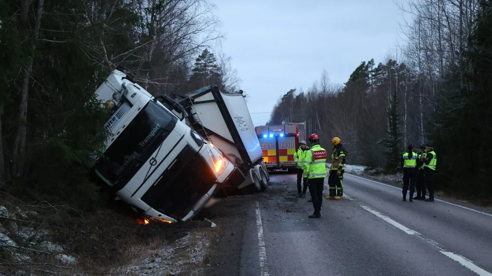 Räddningstjänsen larmades till platsen. Enligt Trafikverkets prognos kan trafiken påverkas fram till klockan 12.