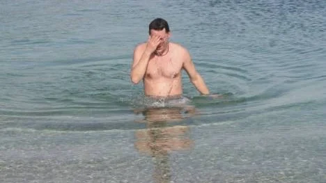 Kristallklart bad på berömda stranden Zlatni Rat på ön Brac.