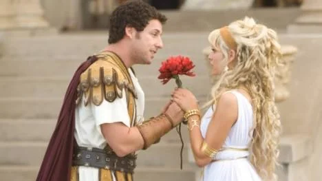 Adam Sandler (som gladiator) och Teresa Palmer i en av "godnattsagorna" i "Bedtime stories".