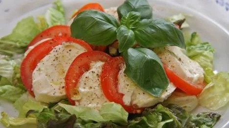 En italiensk caprese med solmogna tomater, mozzarellaost och färska basilikablad är svår att motstå.