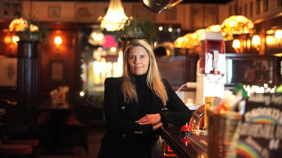 Madelene Fernqvist är restaurangchef på Bishops Arms i Strängnäs. För tredje året i rad arrangerar hon "Maddes julbord" för människor som är ensamma eller inte har råd med julmat.