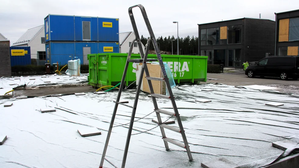 Bara betongplattorna finns kvar av de sprängda husen i Fullerö. Flera grannhus fick fönstren krossade och skador på fasaderna. 
