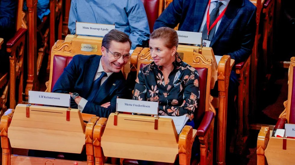 Statsminister Ulf Kristersson i samspråk med danska kollegan Mette Frederiksen i Oslo i oktober. Nu får de träffas igen på EU-middag i Köpenhamn. Arkivbild.