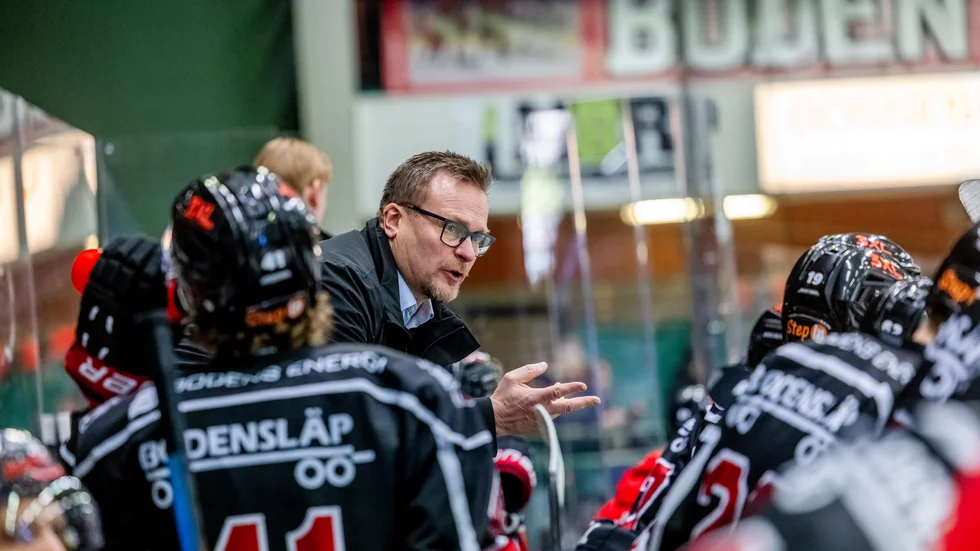 "Vi bjuder in och gör misstag som bäddar för de här tre målen de gör i första perioden. Det blir tillslut matchavgörande", säger tränare Joakim Fagervall. Arkivbild.