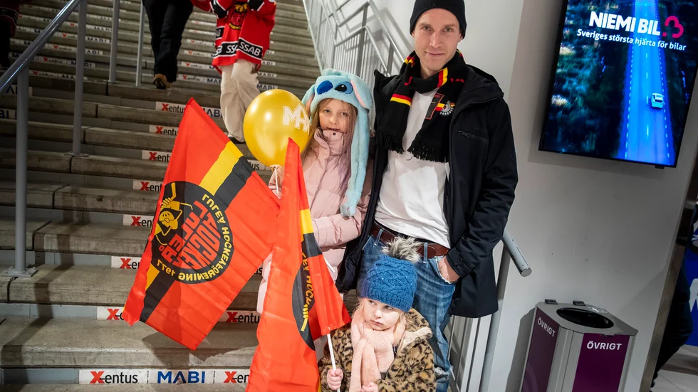 Henrik Lindgren med döttrarna Isa och Lo.