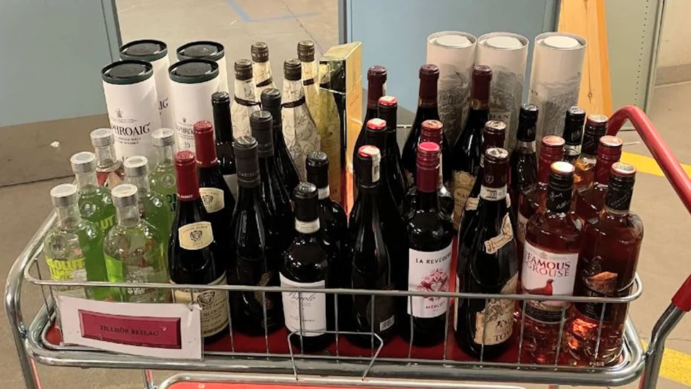 Den beslagtagna spriten misstänks vara en mindre del av den sprit som duon stulit längs sin väg.