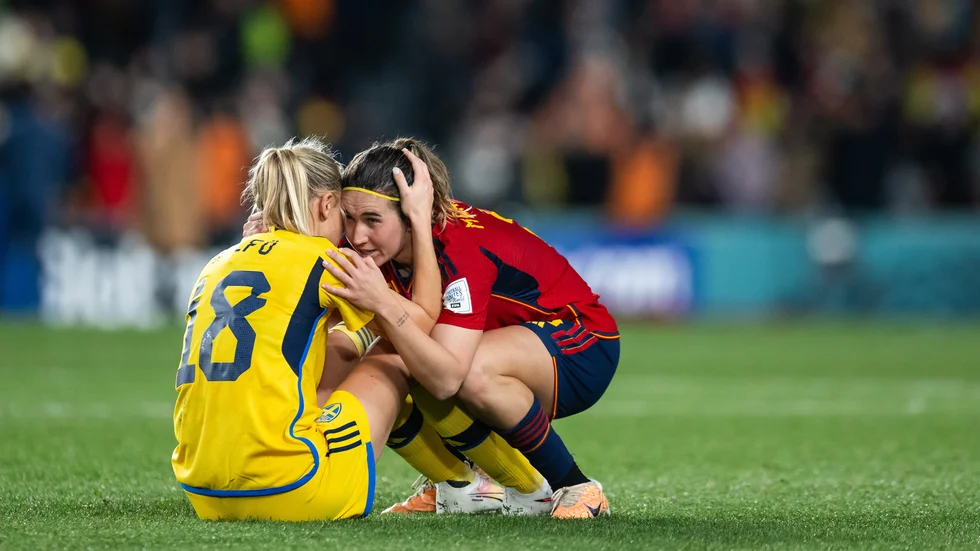 Svenska stjärnan Fridolina Rolfö föll tungt mot Spanien och fick efteråt en kram av lagkompisen från Barcelona, Mariona Caldentey.
