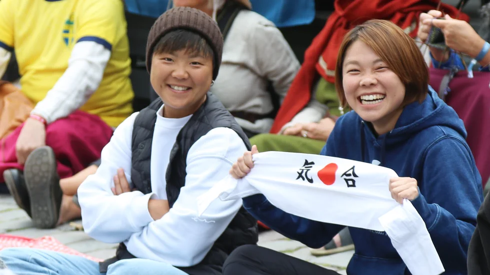 Under fredagsmorgonen följde Helagotland P18:s japanskor Minami Oi och Hikari Sato under VM-kvartsfinalen mellan Sverige och Japan.