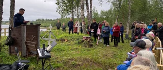 Gudstjänst på Lainio Sommarkyrkogård som är renoverad