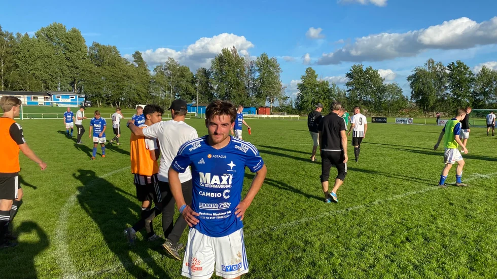 IFK Motalas spelare Jacob Wickström hade chanser, men IFK-laget förlorade höststarten mot Rimforsa i fyran, 0-2.