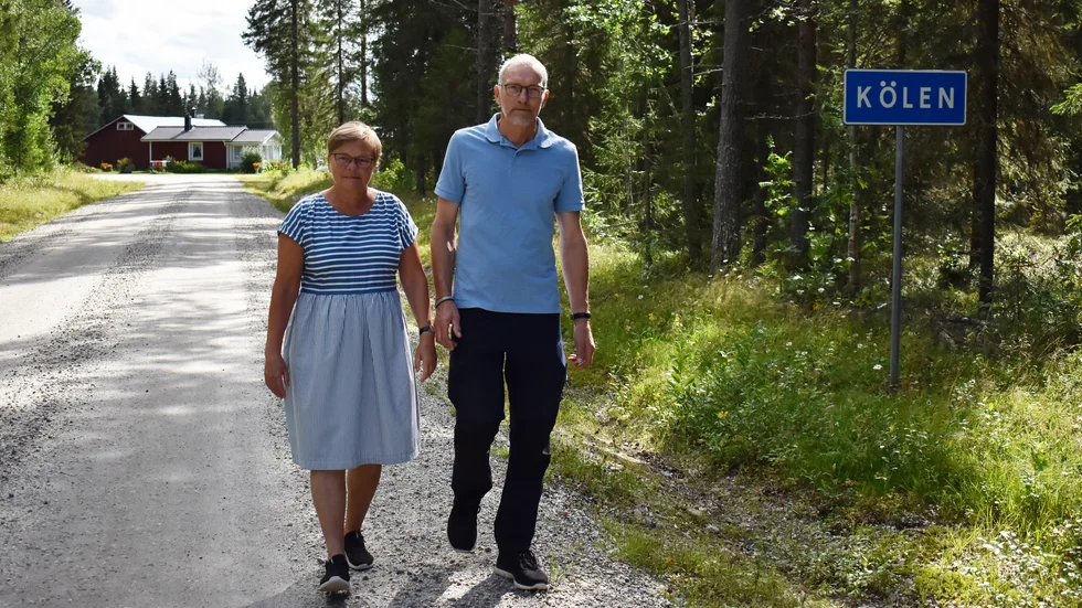 Marie och Kurt-Åke Holmqvist är starkt kritiska till hur de inblandade myndigheterna hanterat frågan. Samtidigt kan inte Kurt-Åke låta bli att le åt eländet när han tänker på likheten med en tysk storstad: ”Man kan ju tro att vi bor i Köln.”