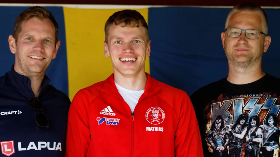 Så här glad blev Mathias Sjöström, i mitten, när han klev upp på prispallen som guldmedaljör i SM i frigevär. 