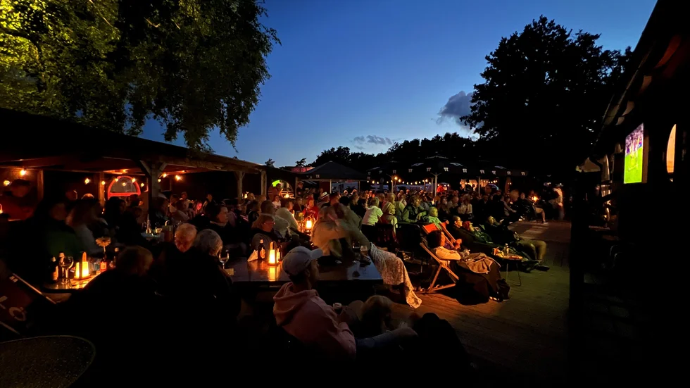 Från ett tidigare år: Fårö strandkafé visar match. Björn Salomonsson, tycker det är synd att det inte visas så mycket av de tidiga VM-matcherna, då det är relativt enkelt att göra ett evenemang av dem. 
