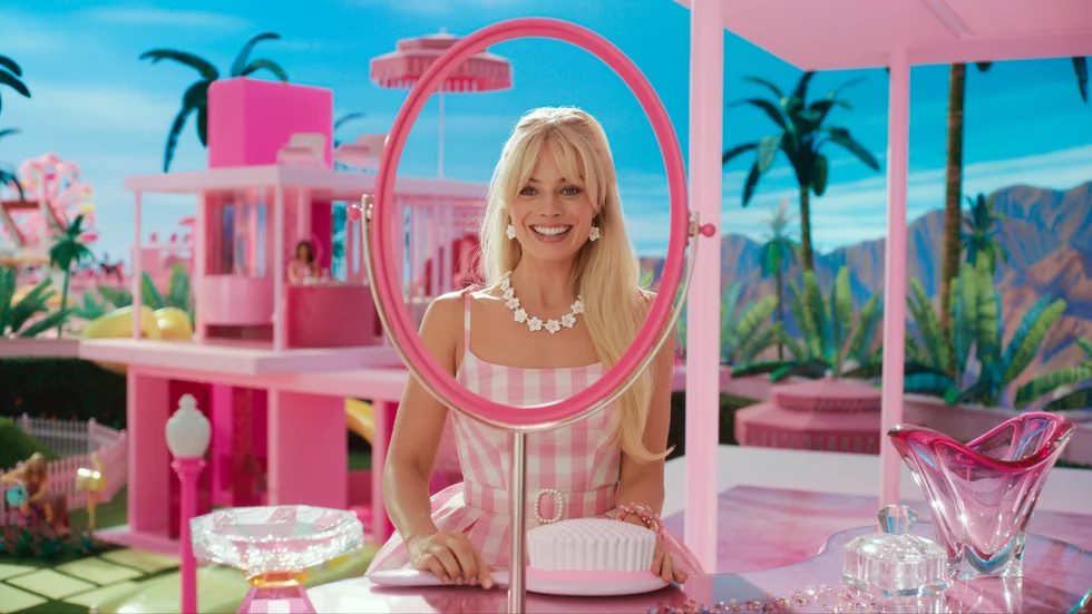 Bild på Margot Robbie i en av scenerna från den nya filmen "Barbie." 