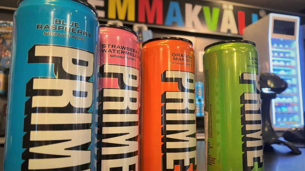 Prime Energy har tagits bort från Hemmakvälls sortiment. Vad som ska hända med de överblivna burkarna är oklart. "De kanske skickas tillbaka till USA där de fortfarande får säljas", säger Oskar Sandberg på Wholesale Supplier Sweden.