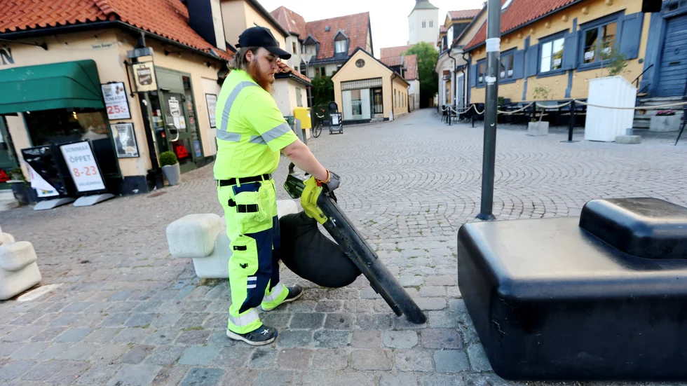 En fimpsugare underlättar städjobbet efter nattens fester.