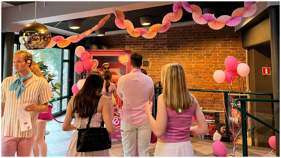 Filmstaden satsade nationellt på att pynta med "Barbie" snarare än "Oppenheimer". På Västra Ågatan i Uppsala var foajén full med rosa ballonger, rosa gäster och rosa personal. "Det är lite svårt att pynta med atombomber", säger biografchef Hanna Olson om valet.