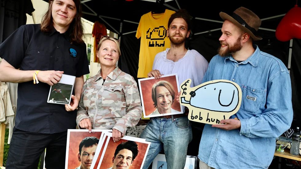 I ett tält på Trästockfestivalen ställs Rickie Paleski Östlunds Bob Hund-samling ut till försäljning. De kvarvarande medlemmarna i Annorlunda Randoms, Niklas Wallström, Per Eliasson och Marcus “Ander” Andersson tillsammans med  Rickies mamma, Madeleine Paleski Östlund, ligger bakom utställningen.