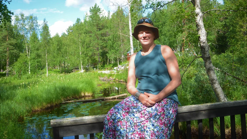 Ingrid Hellberg på sin favoritplats i Fjällträdgården där hon suttit många, många gånger under de år som gått. 