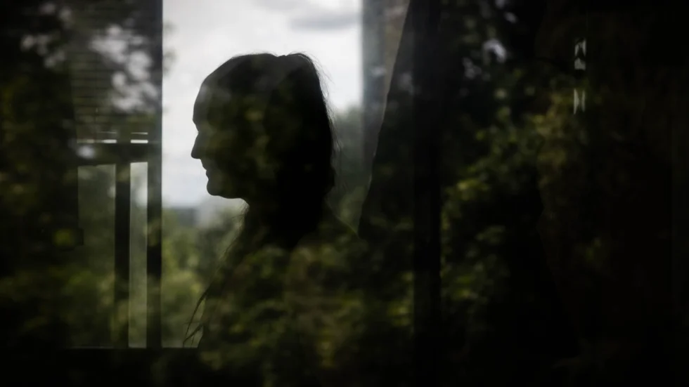 "Karin", som egentligen heter något annat, var på akuten på Akademiska sjukhuset samtidigt som två män kom dit med skottskador, skjutna vid en bensinmack i Valsätra.