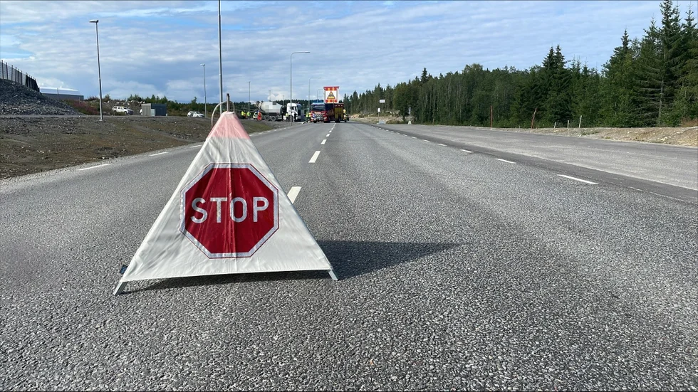 En betongbil och två personbilar är inblandade i olyckan. 