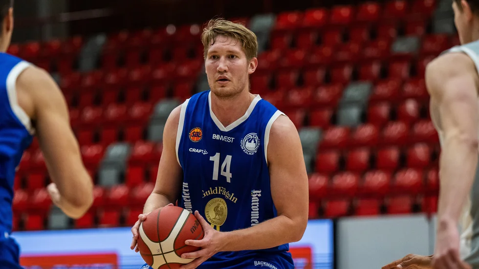 BC Luleås nyförvärv Tobias Sjöberg är en av 15 spelare som ska vara med på landslagslägret inför OS-kvalet. Tre spelare får lämna truppen innan kvalet ska börja.