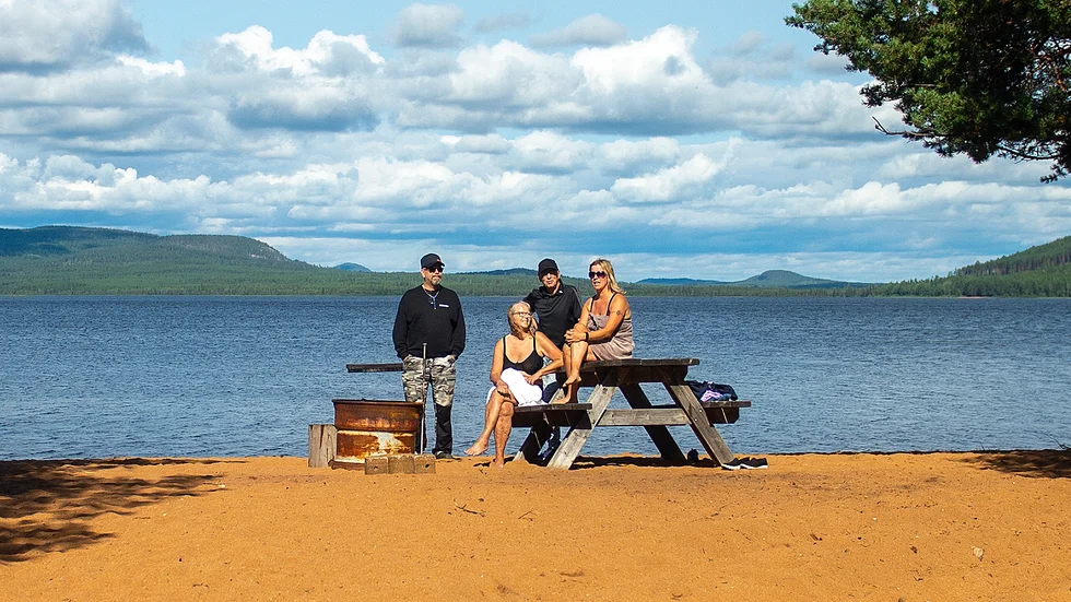 Rätt badstrand vann, tycker Hans Johansson,  Eva Nordmark   Jan-Enar Eriksson och Solveig Normark som själva gärna njuter av ett dopp på Sanningslandets badplats.