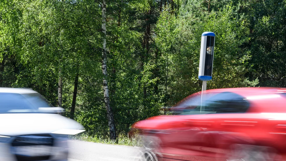 Många bilister kör fortare än 80 på sträckan. Nu sätts två nya fartkameror upp.