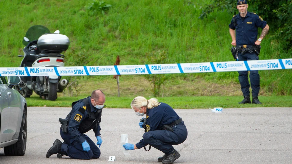 En man i 30-årsåldern sköts i Nyköping på söndagen och en stor polisinsats inleddes.