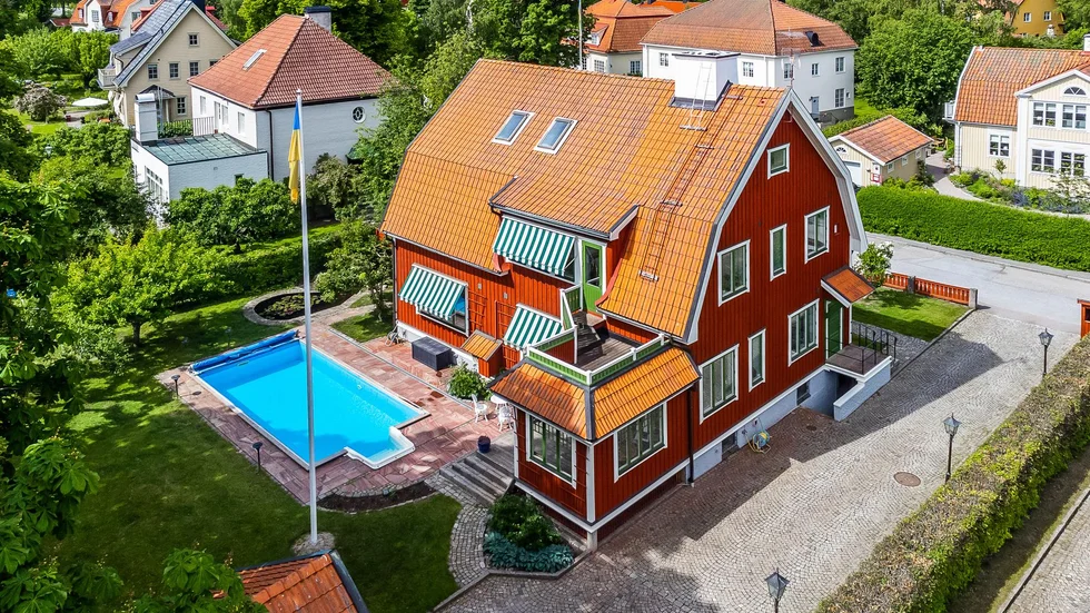 I fashionabla professorstaden, en del av Kåbo, är detta 320 kvadratmeter stora hus till salu.