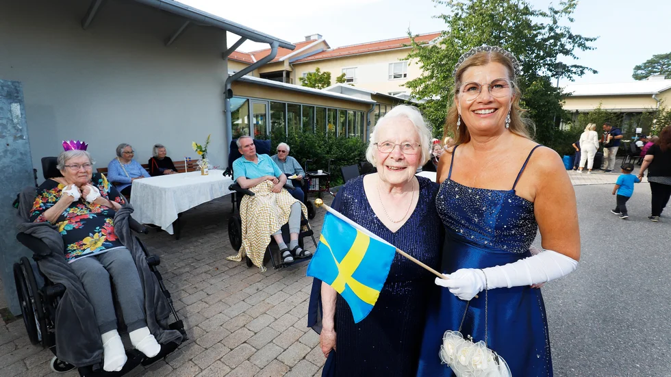 Ruth Andersson, 92 stortrivdes på onsdagens kungliga fest tillsammans med Minna-Maria Lindroos, aktivitetsansvarig på Tunagården.
