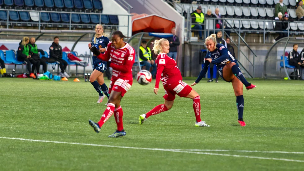Cathinka Tandberg drar iväg ett tungt skott mot mål i LFC:s gastkramande match mot Piteå. 