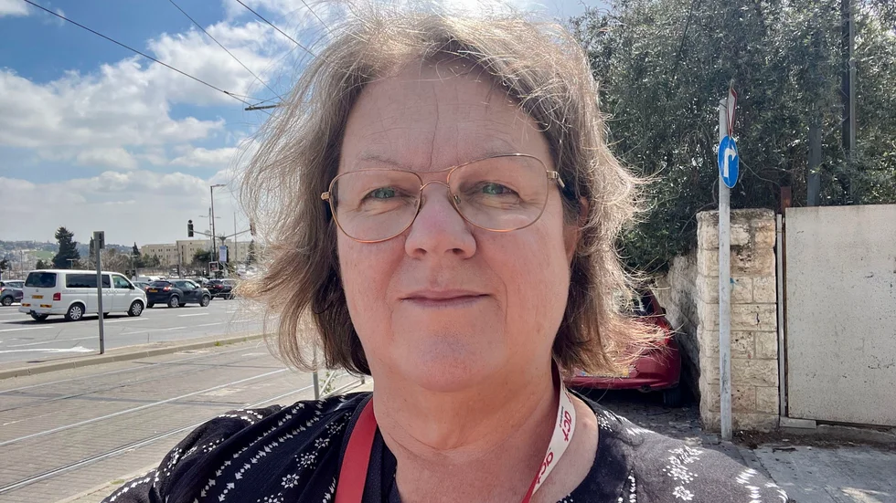 – Det är klart att det kändes skrämmande när man hörde smällarna, säger Maria Wålsten, som bor i Jerusalem.