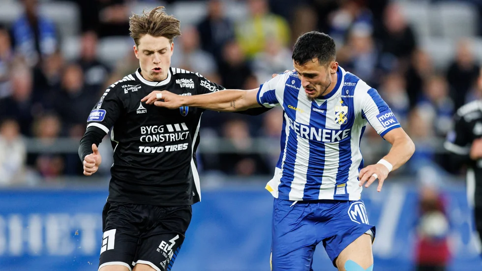 Adam Wikman (t v) i kamp med IFK Göteborg Astrit Selmani på Gamla Ullevi. Siriusspelaren låg bakom lagets segermål i början av den  andra halvleken.