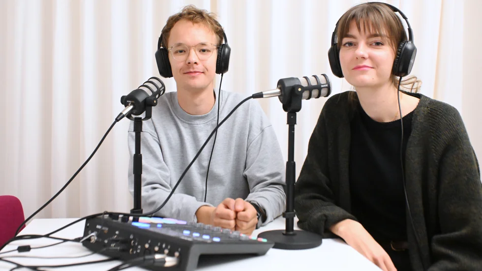 Journalists Wilhelm Sandelin Anton and Tinika Häggström host the new news podcast "Studio Norran."