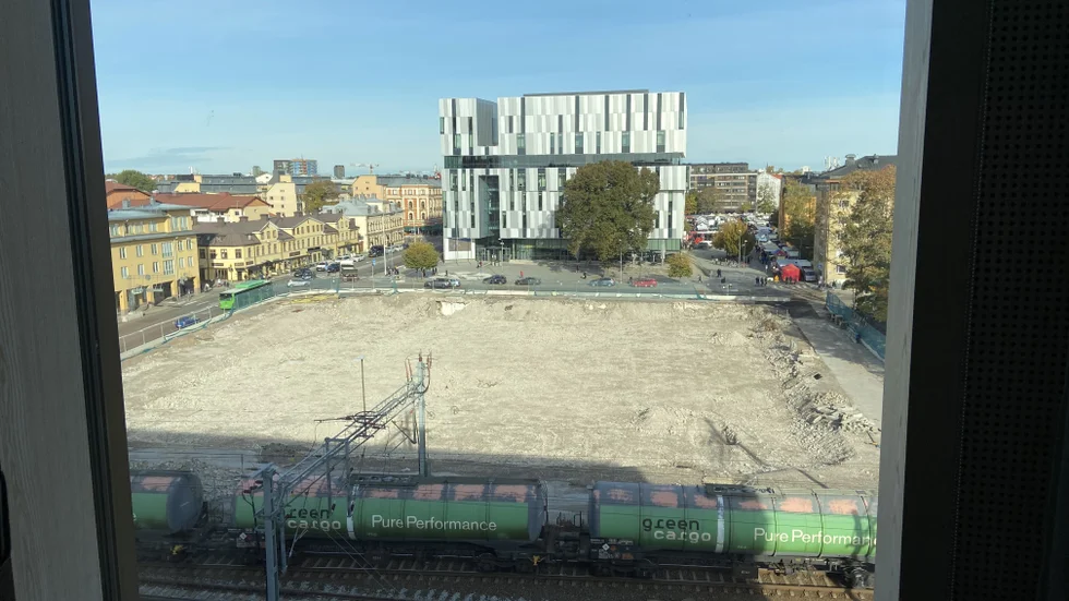 Uppsalaborna ser ut att få leva med grushögen på Sivia torg tills bygget av ett nytt hus kommer i gång.