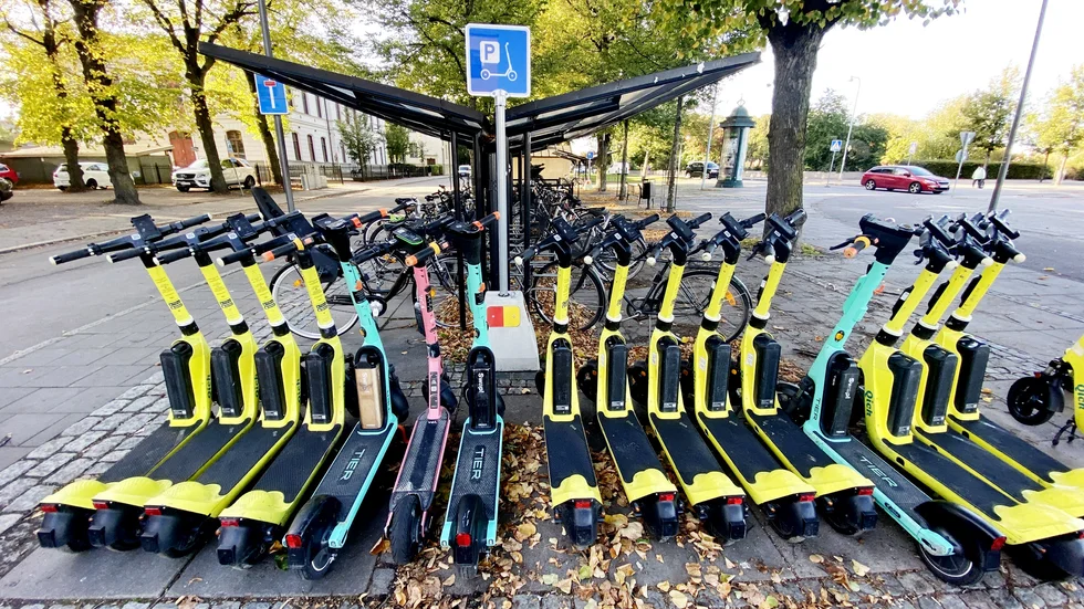 Runt 1 500 elsparkcyklar finns för uthyrning i Eskilstuna – nu minskar olyckorna med dessa fordon inblandade. Det behövs inte längre något tillstånd från kommunen eller polisen för elsparkcyklar i Eskilstuna – så länge företagen lovar att ställa ut fordonen just så här, i cykelställ eller särskilda ställ för elsparkcyklar.