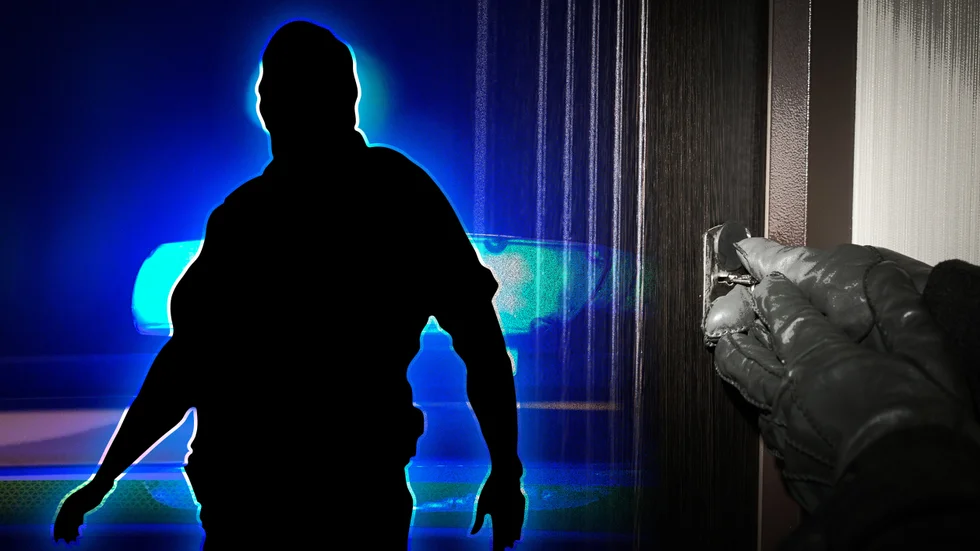 Mannen bröt sig in hos den sovande familjen under natten till torsdagen.