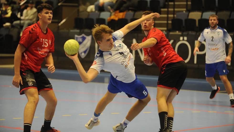 IFK Nyköpings Love Trehn i ett genombrottsförsök. Till helgen har laget återstart i division 2. Tabelläget är jobbigt.