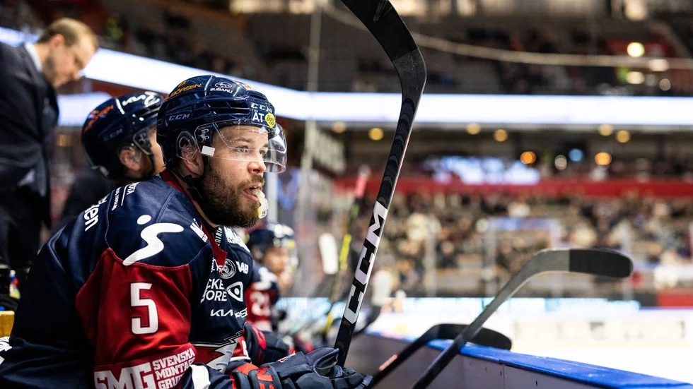 Linköpings Oscar Fantenberg deppar under ishockeymatchen i SHL mellan Linköping och Växjö den 12 oktober 2023 i Linköping. 