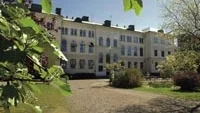 En av Västerviks mest anrika skolbyggnader står inför en renovering. Frågan är hur mycket kommunen har råd att skjuta till. Från den första kostnadsberäkningen till anbudsöppningen har notan mer än fördubblats. Foto: ANDERS STEINER