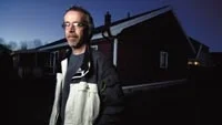 Jan Näsström  vid huset på Glaciärsvängen i Västervik.  Foto: MAGNUS GLANS