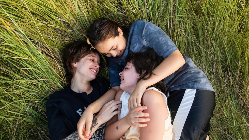 "Paradiset brinner" är en egensinnig svensk debutfilm som handlar om tre föräldralösa systrar som försöker hitta fotfäste i livet.